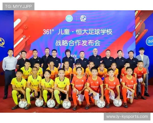 足球联赛在青训扶持中推动俱乐部建立家校社区三方合作网络保障球员成长